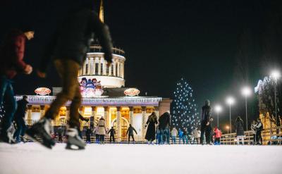 Посетители на катке в Экспоцентре в Киеве вечером